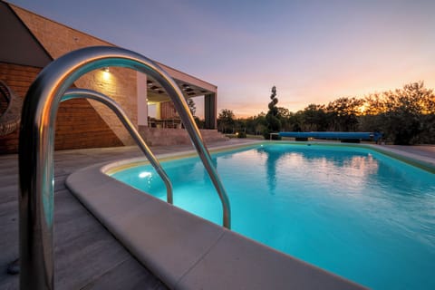 Outdoor pool, a heated pool, open open 24 hours, sun loungers