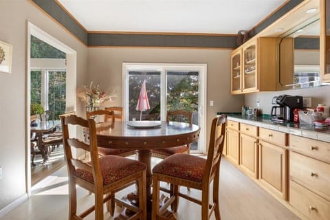 Enjoy a cozy and intimate breakfast or a romantic dinner at the kitchen table just off the main kitchen, with seating for 4 and a coffee bar.