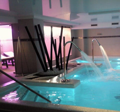 Sauna, hot tub