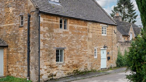 The picturesque golden stone of Wyck Cottage