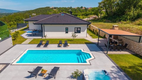 NEW! Villa Lauret 3 en-suite bedrooms, playground, Table tennis, PlayStation 5, Playhouse with slide and swing