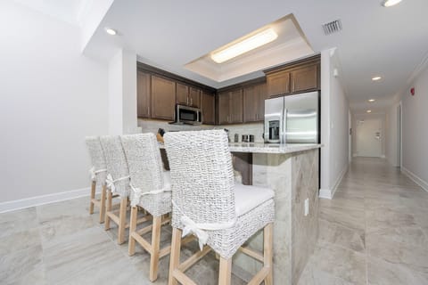 Wake up with morning coffee at the breakfast bar and get ready for a beach day in this stylish space