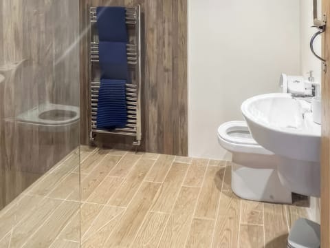 Bathroom | Stewards Bothy - East Learmouth Farmstays, Berwick-upon-Tweed