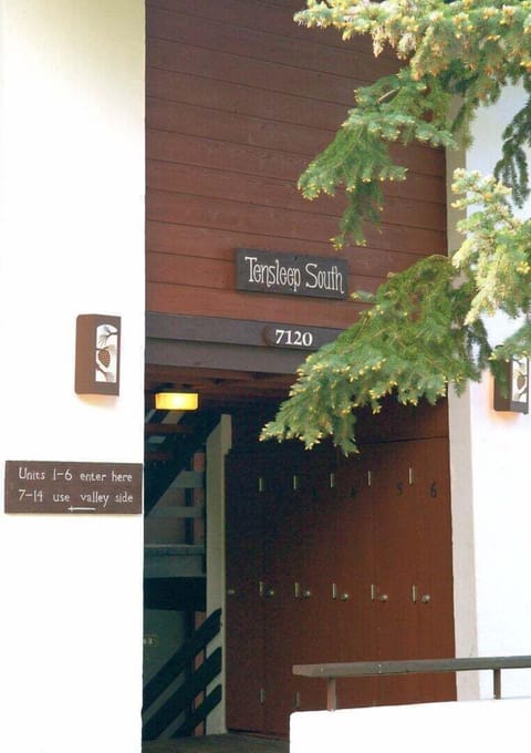 Exterior Entry w/ Ski Locker