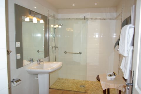 Superior Double Room | Bathroom | Free toiletries, hair dryer, towels, toilet paper