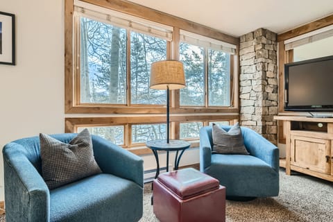 Condo, 2 Bedrooms | Living area