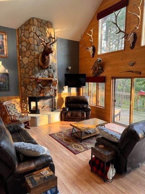Tree Top Lodge offers an open living room design, a programmable fireplace, and leather power reclining couches. 
