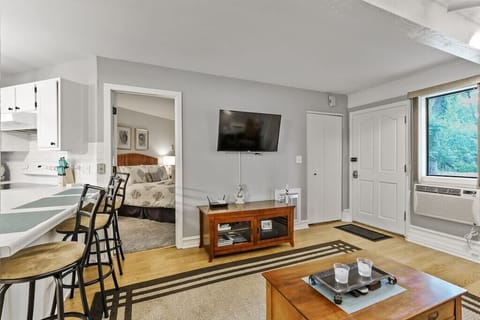 living room w flat screen tv and wi fi