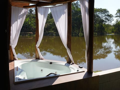 Exclusive Cabin, Pool Access, Lake View | Jetted tub