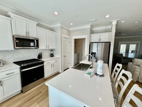 Welcome to Turtle's Nest in Summer Salt in Orange Beach! 3 Bedroom, 4 bathroom. Sleeps 9. 2nd level kitchen, dining room, living room and full bath.