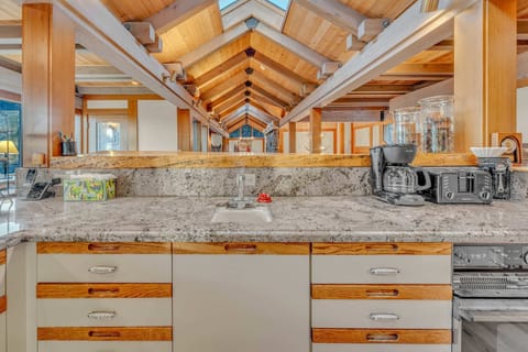 Kitchen: Open layout, stainless steel appliances, drip coffee maker, kitchen bar with 4 barstools