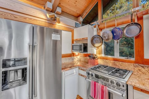 Kitchen: Open layout, stainless steel appliances, drip coffee maker, kitchen bar with 4 barstools