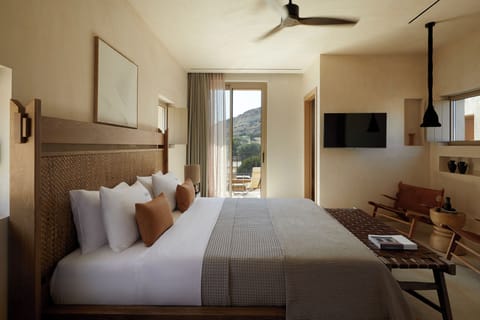 The "Artist Nest" Exclusive Villa | 2 Ensuite Bedrooms & Private Heated Pool | Hypo-allergenic bedding, down comforters, pillowtop beds, free minibar