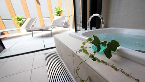 Superior Twin Room, Non Smoking (modern) | Bathroom | Free toiletries, hair dryer, bathrobes, slippers