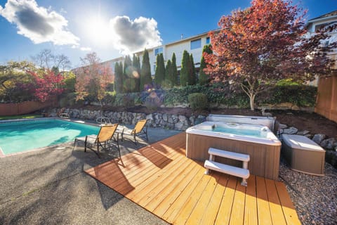 Welcome to our home! A hot tub in the back yard is waiting for you!