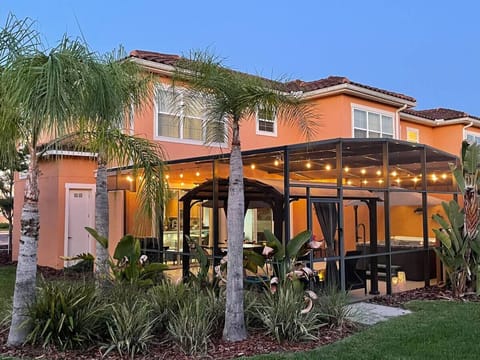 You could enjoy tons of sunlight and sunset view while sitting in this southwest-facing screened patio#Disney #Parks #kingdom #springs #RegalOaks #resort #Apartment #Vacation #Rental #waterpark #Kissimmee #Orlando #universal #citywalk