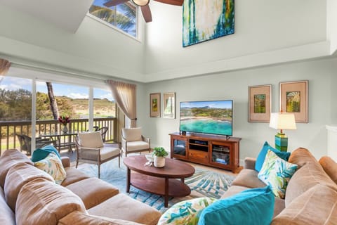 Amazing Great room with natural sunlight, smart tv and mountain views. 