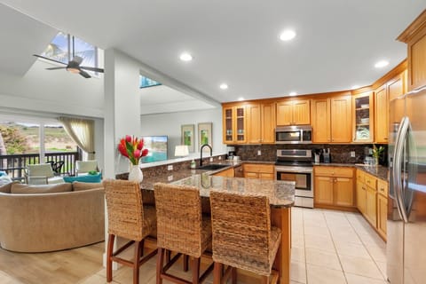 Fully equipped kitchen with breakfast bar