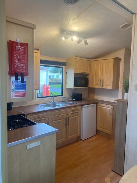 Kitchen: Oven, Fridge, Kettle, Toaster, Utensils, Crockery & Cutlery, Microwave