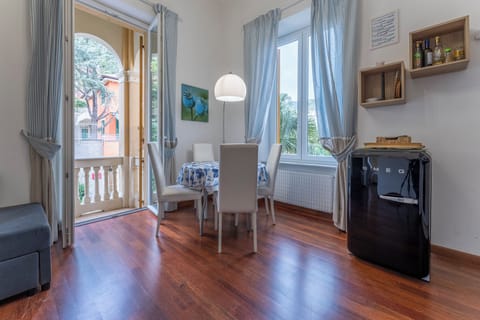 Apartment, Balcony, City View | Dining room