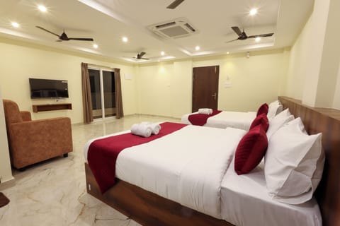 Superior Studio Suite, Hill View | Desk, soundproofing, bed sheets
