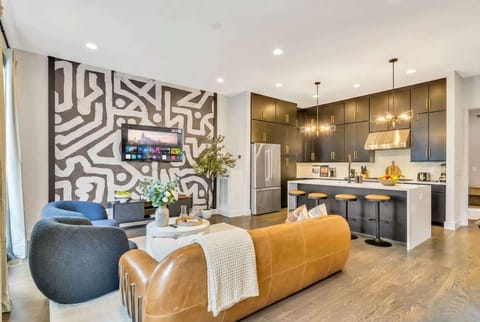 Elevate your stay in this chic Nashville Downtown Retreat! With stylish decor and a spacious layout, it's perfect for gatherings. Experience the heart of Music City in luxury. Book your Nashville vacation home with Misfit Homes today!