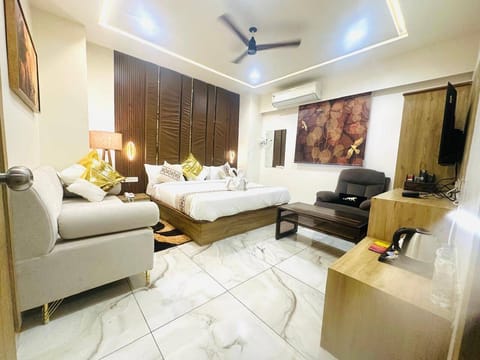 Luxury Room | Free WiFi, bed sheets