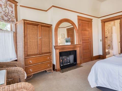 Standard Room, 1 King Bed | Premium bedding, iron/ironing board, free WiFi, bed sheets