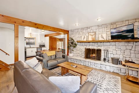 Cabin, Multiple Beds, Hot Tub, Mountain View (2493) | Living area