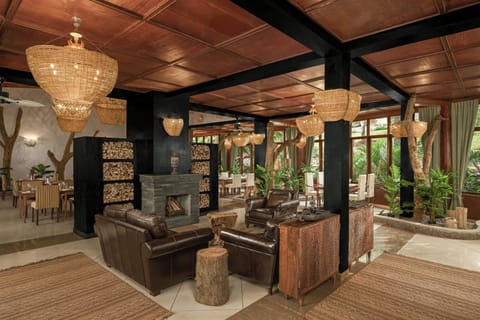 2 bars/lounges