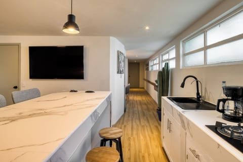 Comfort Apartment, 3 Bedrooms, City View | Private kitchen