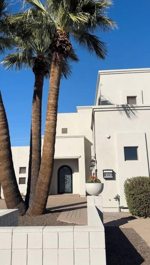 Welcome to Pueblo Viejo: Luxury and charm in Scottsdale's heart, perfect for your next getaway.