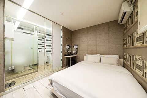 Deluxe Double Room | Laptop workspace, free WiFi, bed sheets