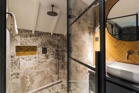 Deluxe Suite | Bathroom | Free toiletries, hair dryer, towels, soap