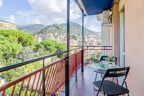 60 sqm apartment with a balcony for 4 people, located on the fifth floor with an elevator (steps to access). Just a 2-minute walk from Caprafico beach, the accommodation is in Nervi, one of Genoa’s most charming neighborhoods, known for its parks, hist Apartment in Genoa
