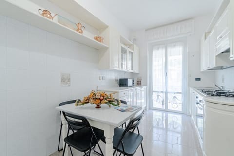 60 sqm apartment with a balcony for 4 people, located on the fifth floor with an elevator (steps to access). Just a 2-minute walk from Caprafico beach, the accommodation is in Nervi, one of Genoa’s most charming neighborhoods, known for its parks, hist Apartment in Genoa