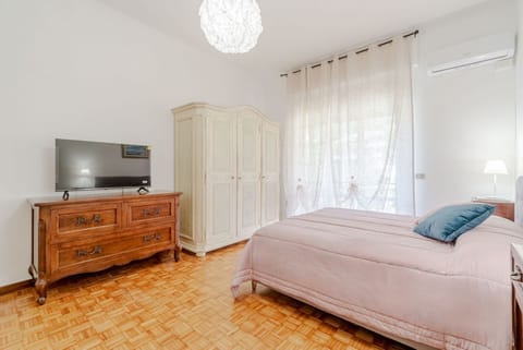 60 sqm apartment with a balcony for 4 people, located on the fifth floor with an elevator (steps to access). Just a 2-minute walk from Caprafico beach, the accommodation is in Nervi, one of Genoa’s most charming neighborhoods, known for its parks, hist Apartment in Genoa
