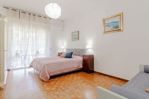 60 sqm apartment with a balcony for 4 people, located on the fifth floor with an elevator (steps to access). Just a 2-minute walk from Caprafico beach, the accommodation is in Nervi, one of Genoa’s most charming neighborhoods, known for its parks, hist Apartment in Genoa