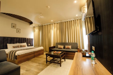 Luxury Suite, 1 Bedroom, Non Smoking | In-room safe, individually furnished, desk, blackout drapes