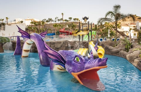 4 outdoor pools, pool umbrellas, sun loungers