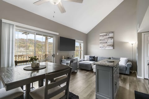 Taneycomo Lakeside Serenity awaits you! 