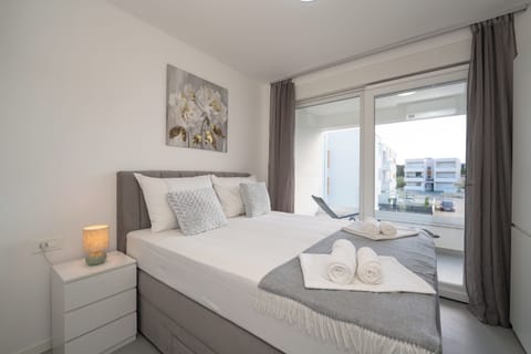 Comfort Apartment, 2 Bedrooms | 2 bedrooms, in-room safe, iron/ironing board, free cribs/infant beds