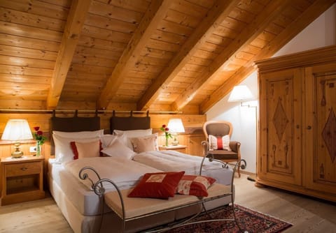 In-room safe, soundproofing, free WiFi, bed sheets