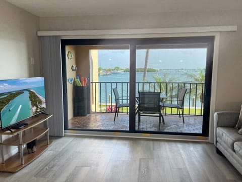 El Galeon – Bay Views, Beach Access & Pool (257)
