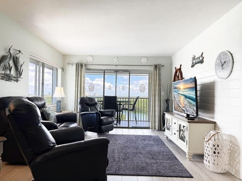 2BR - Dolphins & Bay Views Just Steps to Beach (5197)