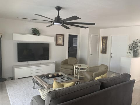 Charming 2BR Pool Home Near Manasota Key (1093)