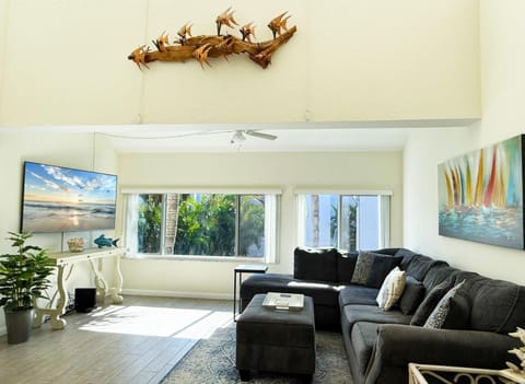 Tamarind Loft – Rooftop Deck & Bay Views (7659)