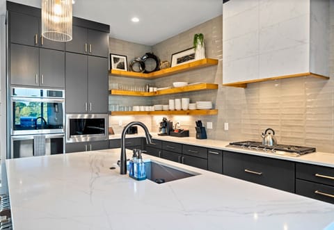 Everything you need is within reach in this organized kitchen. From snacks to drinks, it’s designed for convenience and enjoyment.