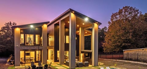 Stillwater at dusk, heated pool and covered patio on Lake Hamilton