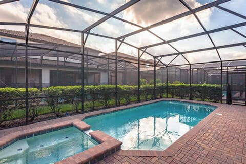 Spa /Pool
Faces South